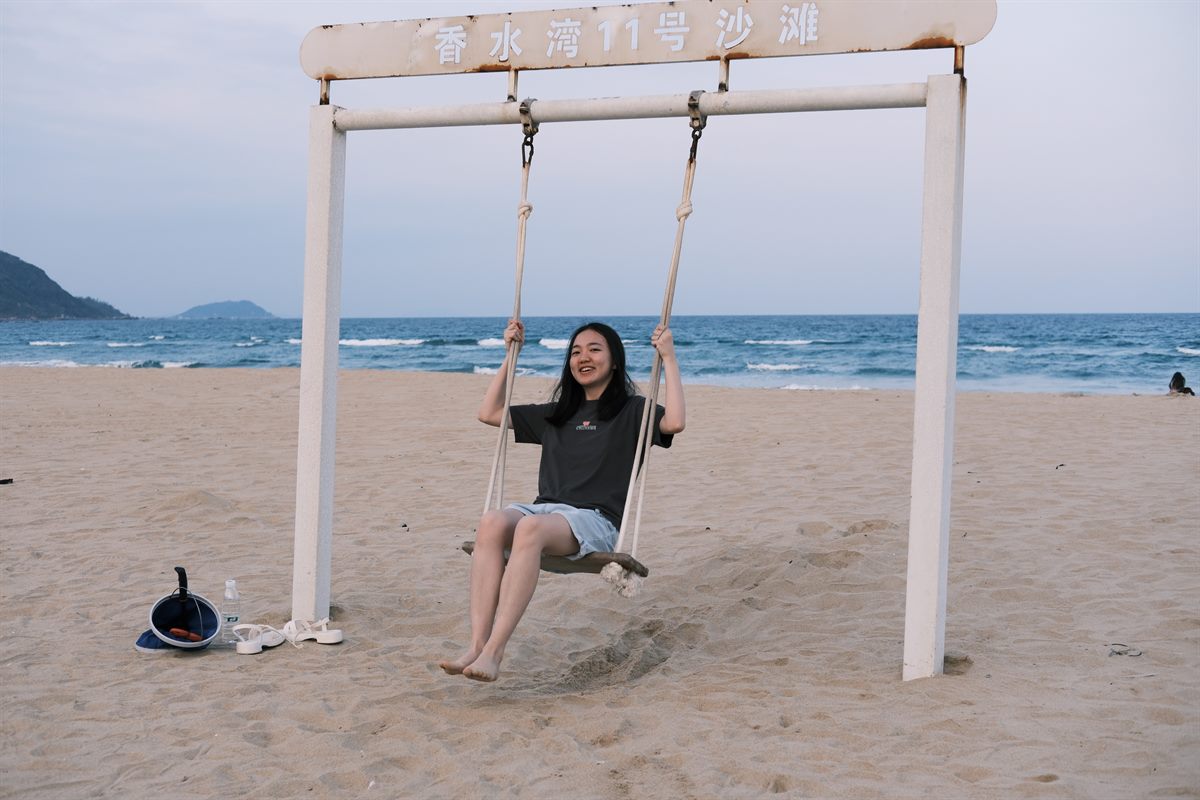 朱墨Helen在海边秋千上的旅行照片