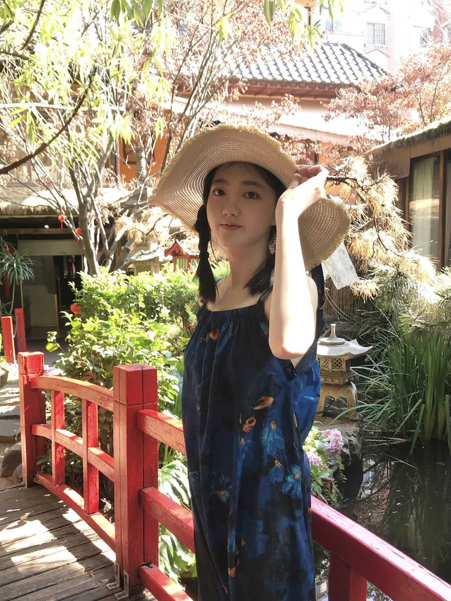 朱墨Helen在园林旅行时的照片